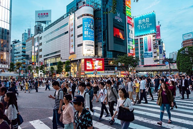 Intersextion tokyo neon crowded